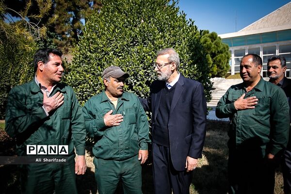 غرس یک اصله نهال سرو توسط علی لاریجانی در مراسم روز درختکاری