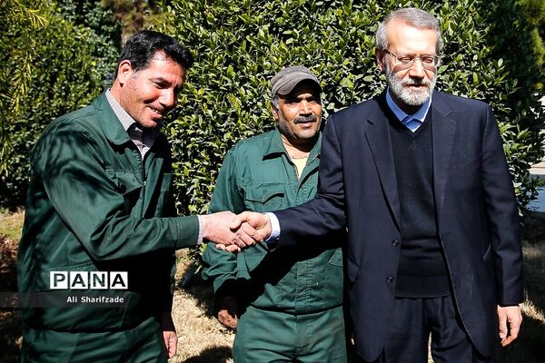 غرس یک اصله نهال سرو توسط علی لاریجانی در مراسم روز درختکاری