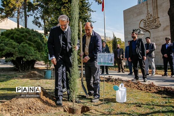 غرس یک اصله نهال سرو توسط علی لاریجانی در مراسم روز درختکاری