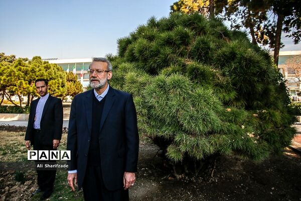 غرس یک اصله نهال سرو توسط علی لاریجانی در مراسم روز درختکاری