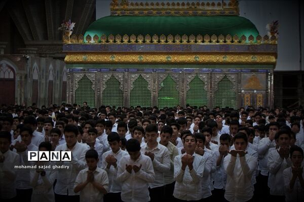 جشن عبادت 2000 نفره دانش‌آموزان پسر منطقه 19 آموزش و پرورش شهر تهران در مرقد امام خمینی (ره)