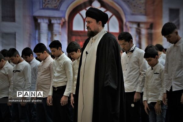 جشن عبادت 2000 نفره دانش‌آموزان پسر منطقه 19 آموزش و پرورش شهر تهران در مرقد امام خمینی (ره)