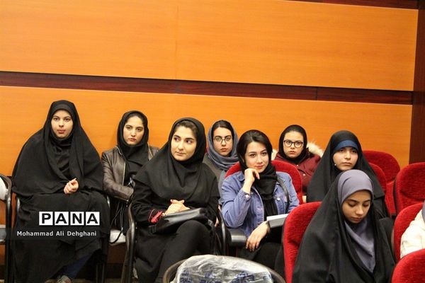 همایش تقدیر از رتبه‌های سه رقمی کنکور97 شهرستان بهارستان