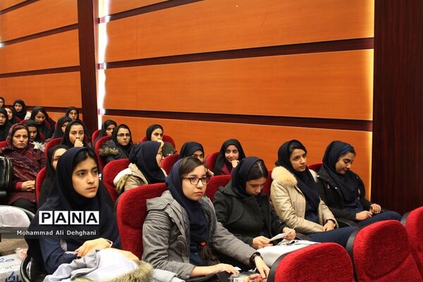 همایش تقدیر از رتبه‌های سه رقمی کنکور97 شهرستان بهارستان