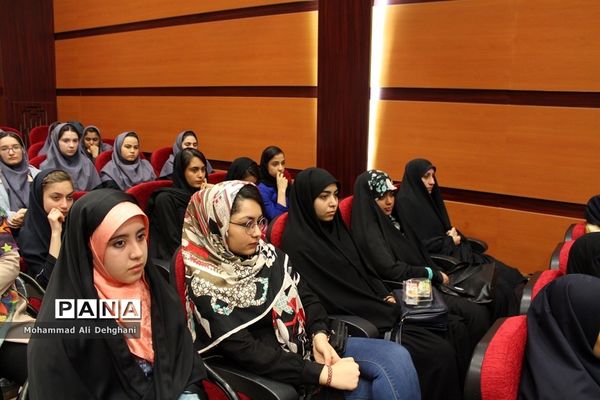 همایش تقدیر از رتبه‌های سه رقمی کنکور97 شهرستان بهارستان