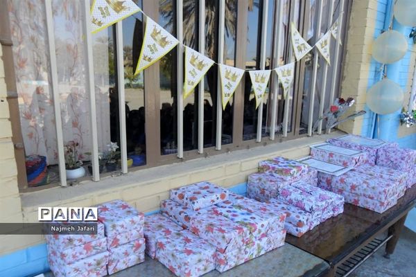 تجلیل از دانش آموزان برتر آموزشگاه شهید انصاری در روز میلاد باسعادت دخت نبی اکرم (ص)