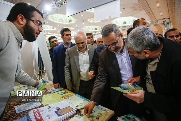 بازدید وزیرآموزش و پرورش از نمایشگاه دستاوردهای مدارس و مراکز غیر دولتی و صنایع آموزشی وابسته