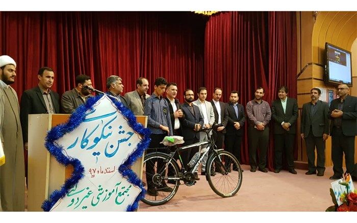 تقدیر از دانش آموز ورزشکار سید محمد طاها حسینی به دلیل حمایت از مردم فلسطین
