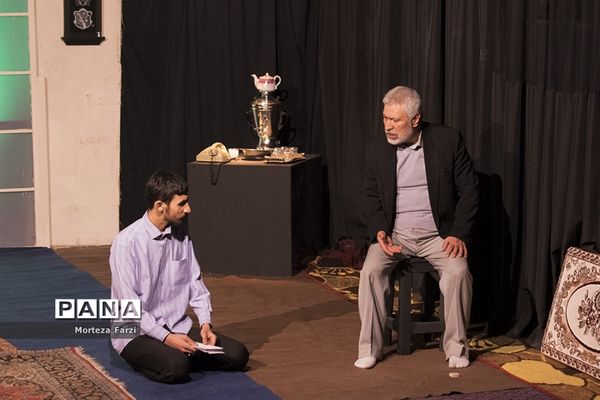 اجرای نمایش همسایه آقا