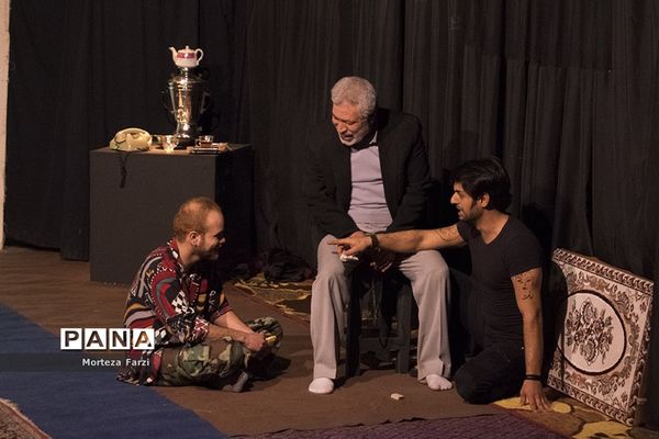 اجرای نمایش همسایه آقا