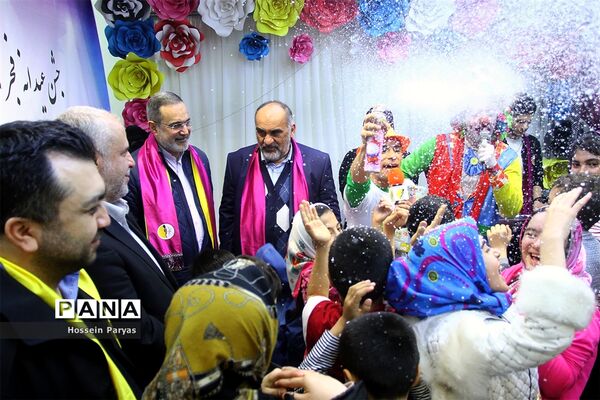 بازدید سرزده وزیر آموزش و پرورش از نمایشگاه عیدانه بنیاد خیریه فجر