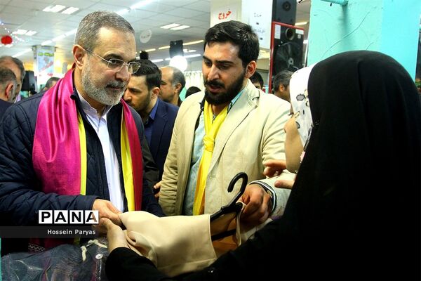 بازدید سرزده وزیر آموزش و پرورش از نمایشگاه عیدانه بنیاد خیریه فجر