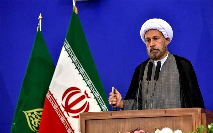 امام جمعه شیراز: بیانیه گام دوم باید  سرلوحه کار مدیران باشد