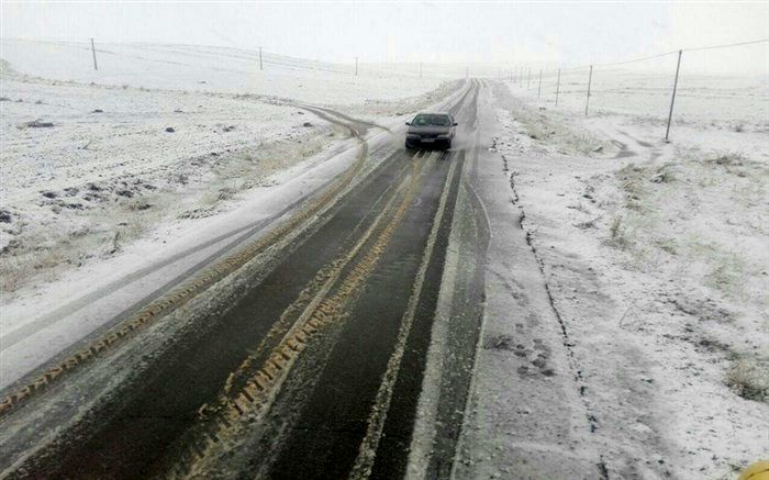 مسافران در برف و کولاک غرب گرفتار شدند