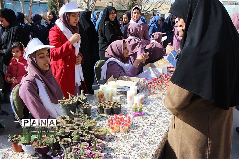 برگزاری جشنواره و بازارچه خلاقیت و هنرهای دستی دانش آموزان یزد