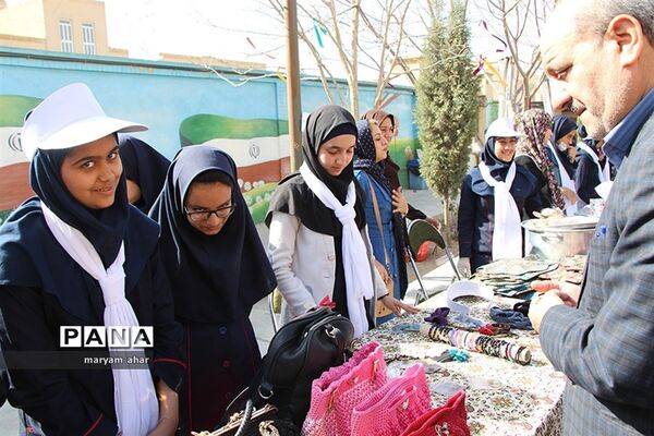 برگزاری جشنواره و بازارچه خلاقیت و هنرهای دستی دانش آموزان یزد