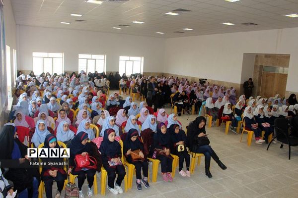 برگزاری مراسم جشن تکلیف 300 دانش‌آموز مدارس دخترانه منطقه خزل شهرستان نهاوند