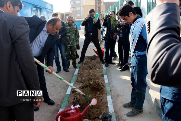 برگزاری آیین روز درختکاری در دبستان شهید رجایی سمنان