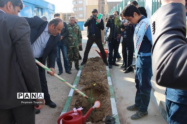 برگزاری آیین روز درختکاری در دبستان شهید رجایی سمنان