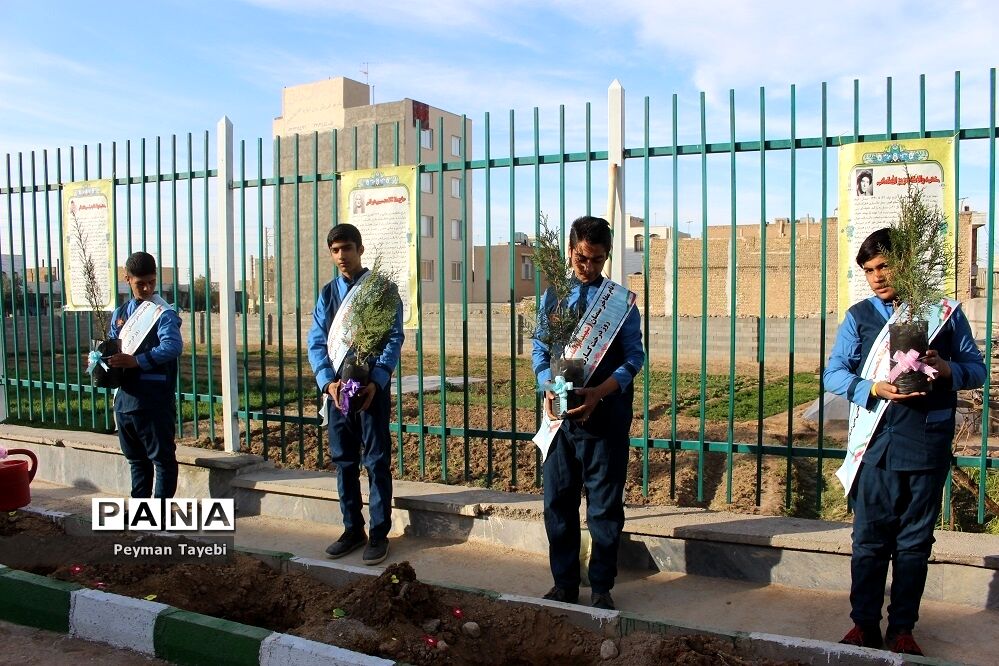 برگزاری آیین روز درختکاری در دبستان شهید رجایی سمنان