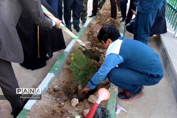 برگزاری آیین روز درختکاری در دبستان شهید رجایی سمنان