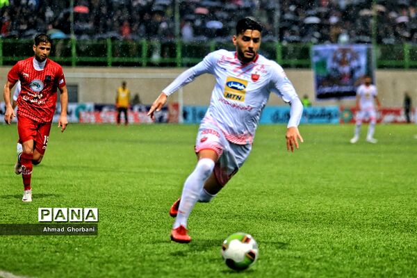 دیدار تیم‌های نساجی و پرسپولیس