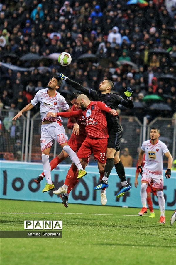 دیدار تیم‌های نساجی و پرسپولیس