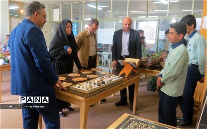 بازدید رئیس اداره استعدادهای درخشان از بازارچه کارآفرینی و خلاقیت