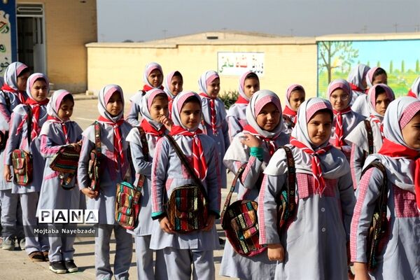 تجلیل از دانش‌آموزان پیشتاز مدرسه تمام تشکیلاتی شهید قدرت الله عین آبادی فیروزه