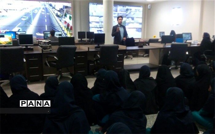 آشنایی دانش آموزان دبیرستان دکتر شاهی با فرهنگ ترافیک