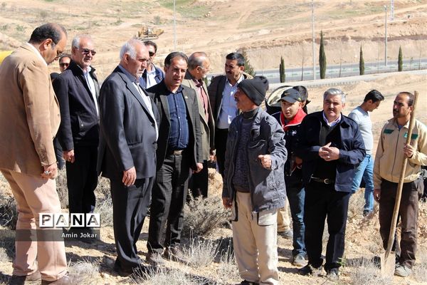 درختکاری دانش‌آموزان پیشتاز در بیمارستان پیوند اعضاء شیراز