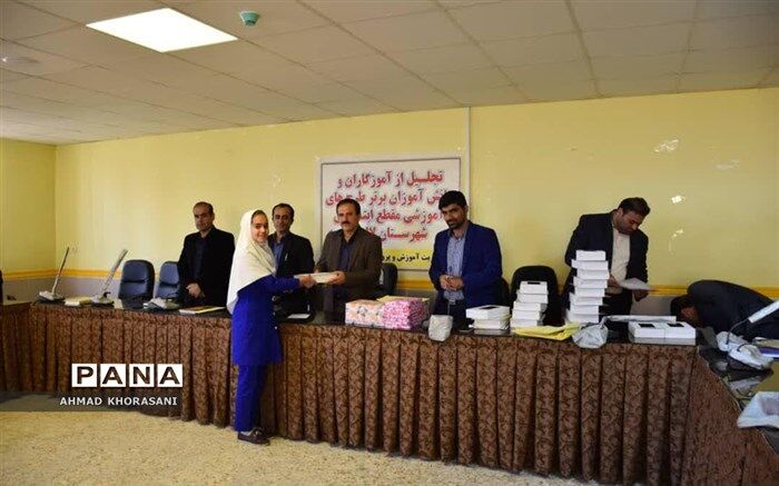 تجلیل از برگزیدگان طرح های آموزشی مدارس ابتدایی در لالی