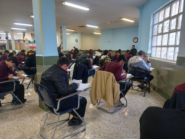 امتحانات نوبت اول در دبیرستان نمونه آیت الله خامنه ای