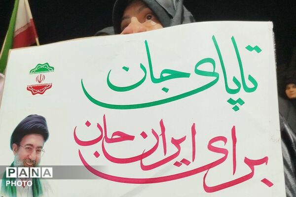 ادامه خدمت‌رسانی مواکب شهرری به تجمعات شبانه ضد صهیونیستی در میدان نماز 