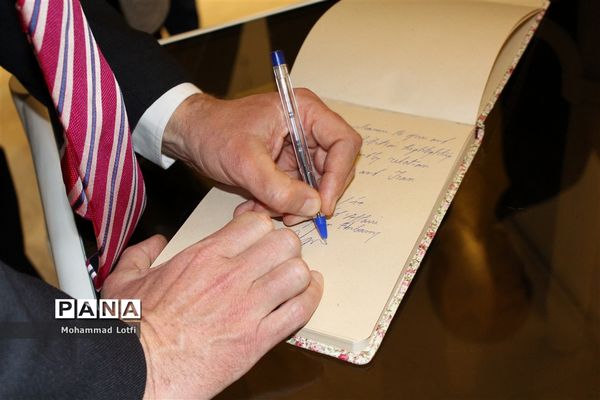 آیین رونمایی ازکتاب بررسی اسناد همکاری های ایران و بلژیک