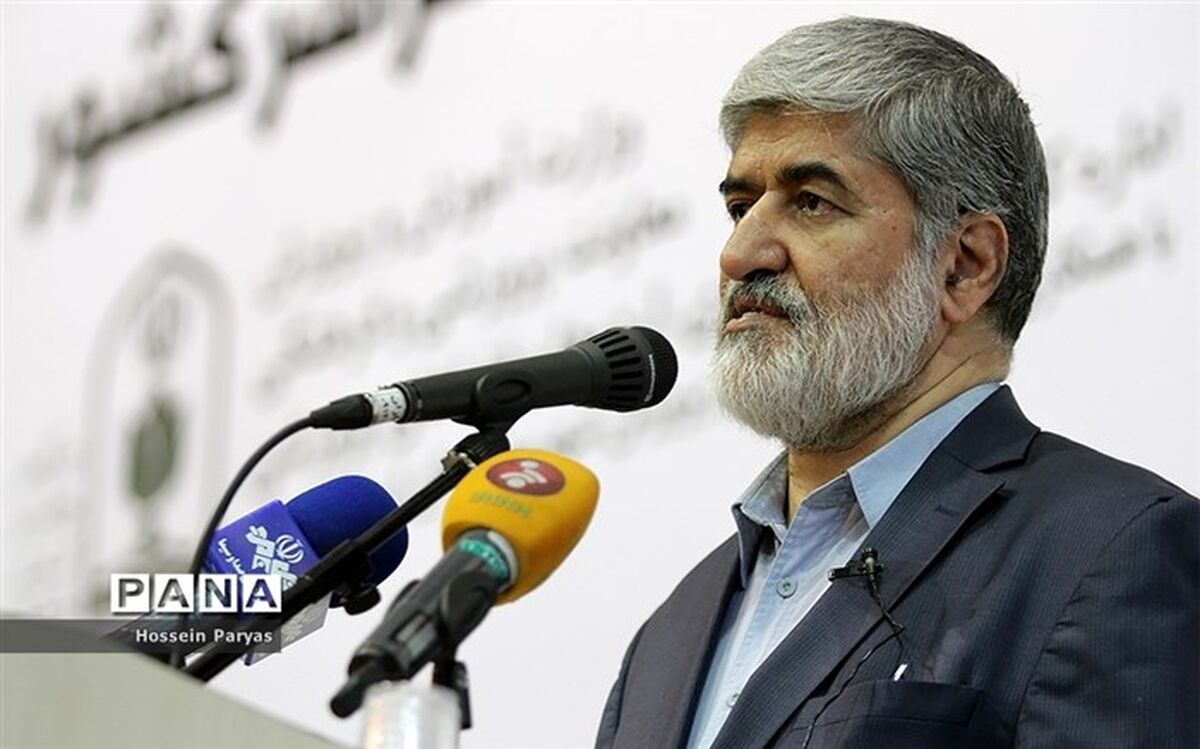 علی مطهری به جمع معترضان برکناری عادل فردوسی‌پور پیوست