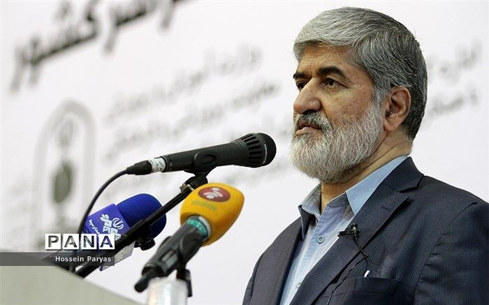علی مطهری به جمع معترضان برکناری عادل فردوسی‌پور پیوست