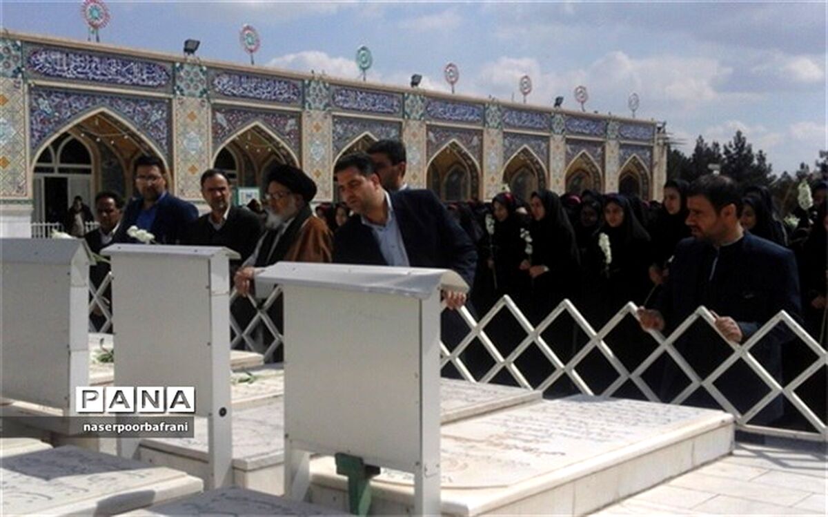 طرح "میعاد با خدا میثاق با شهیدان "در گلزار شهدای نایین برگزار شد