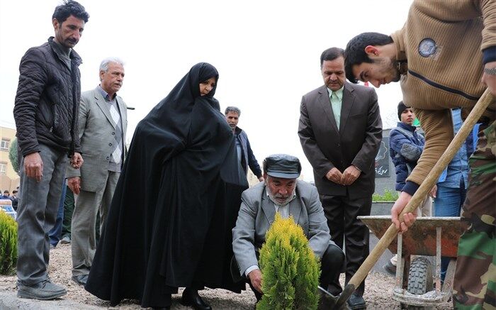 کا شت 1400 اصله درخت به یاد شهدای دانش آموز در  آموزش و پرورش ناحیه ۶ مشهد