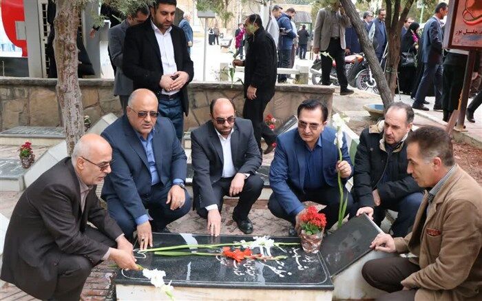 حضور مسئولان آموزش و پرورش استان در آیین غبارروبی مزار شهدا