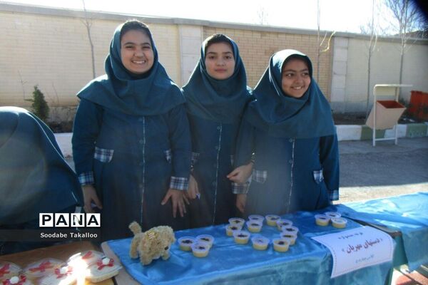 برگزاری جشنواره غذا جهت حمایت از نیازمندان در مدرسه دخترانه شاهد 2 ملایر
