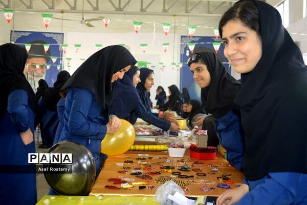 نمایشگاه فن بازار کار و فناوری و دست سازه‌های دانش‌آموزان در بوشهر