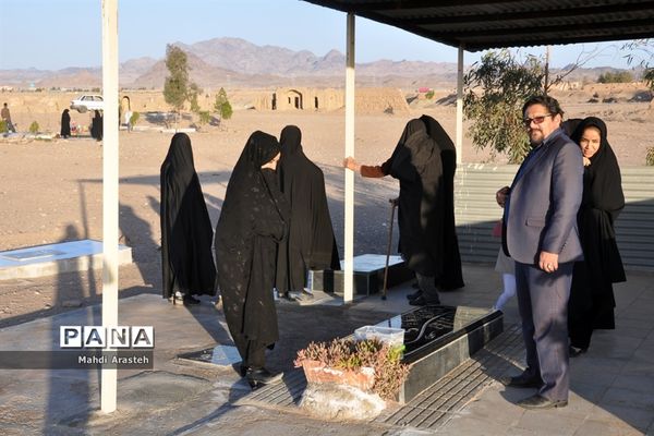 حضور مردم شهرستان خوسف در کنار قبور و مزار شهدا