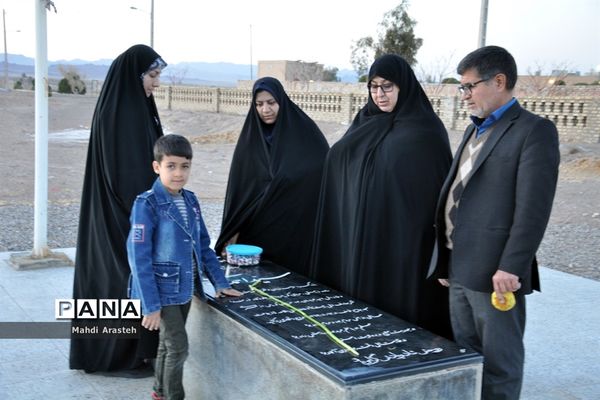 حضور مردم شهرستان خوسف در کنار قبور و مزار شهدا