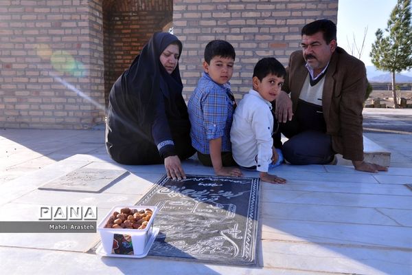 حضور مردم شهرستان خوسف در کنار قبور و مزار شهدا