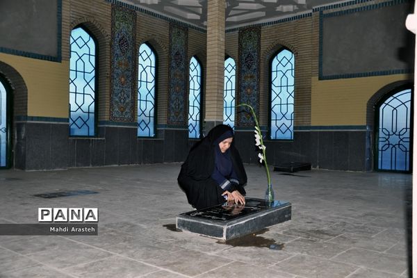 حضور مردم شهرستان خوسف در کنار قبور و مزار شهدا