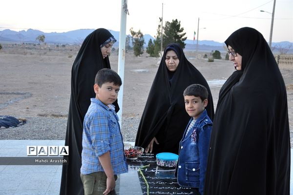 حضور مردم شهرستان خوسف در کنار قبور و مزار شهدا