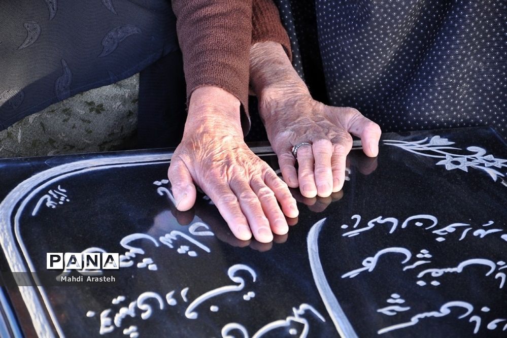 حضور مردم شهرستان خوسف در کنار قبور و مزار شهدا