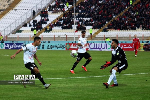 دیدار دو تیم تراکتورسازی تبریز و پدیده مشهد