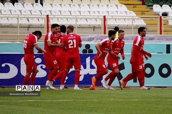 دیدار دو تیم تراکتورسازی تبریز و پدیده مشهد